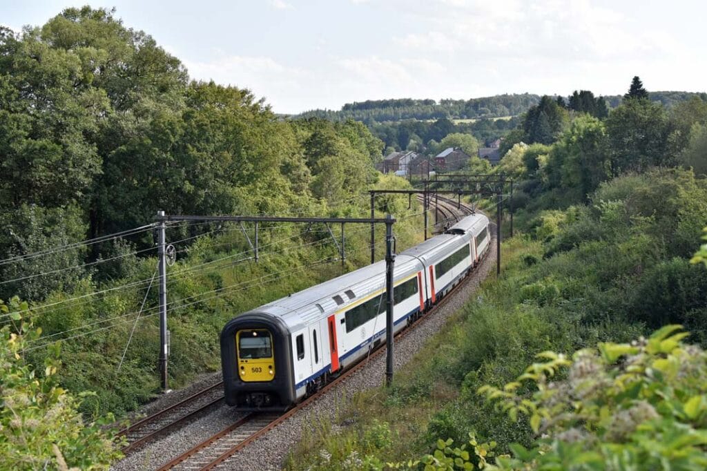 Deze foto toont een gummineus treinstel op lijn 162 in Forrières bij Jemelle op 31 augustus 2019. Foto: Roelof Hamoen.