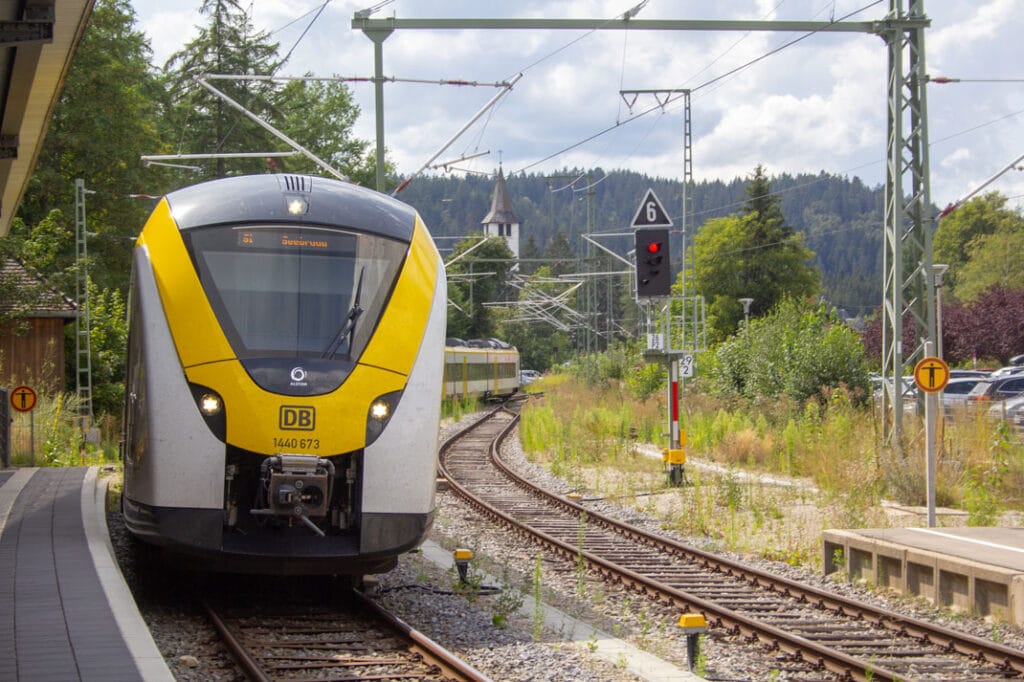 Foto van trein die in die Titisee binnenkomt met treinstel 1440 173 op 16 augustus 2020. Foto: Oege Kleijne.