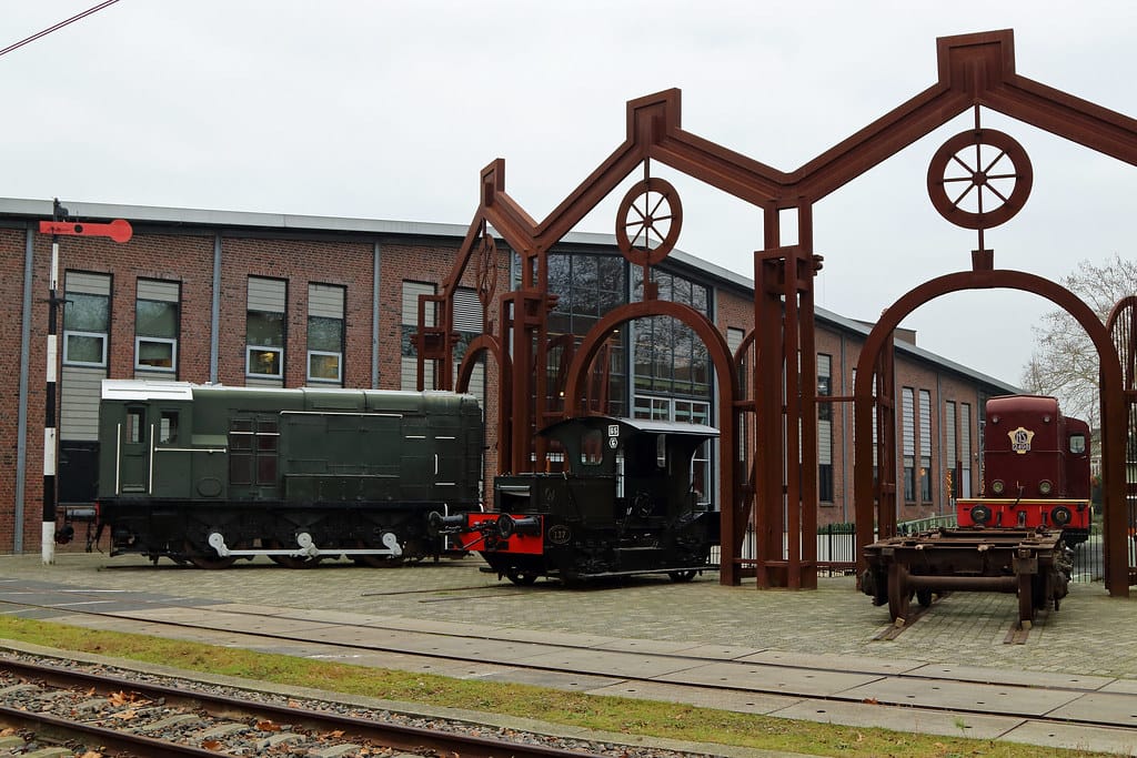 Het Nederlands Spoorwegmuseum in Utrecht met oud materieel, waaronder een onbekende diesellocomotief serie 600, locomotor 137 en dieselloc 2498. Foto, op 28 december 2018 genomen, door Kevin Piket.