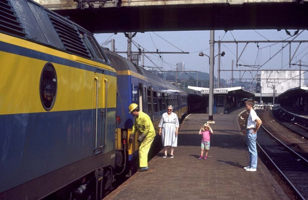 Deze foto toont het koppelen van diesellocomotieven 5504+5505 aan de uit onder meer Nederlands ICR-rijtuigen bestaande trein, die uit Haarlem afkomstig was te Luik/Liège Guillemins en naar Luxemburg rijdt op 28 juli 1990. Foto: Roelof Hamoen.