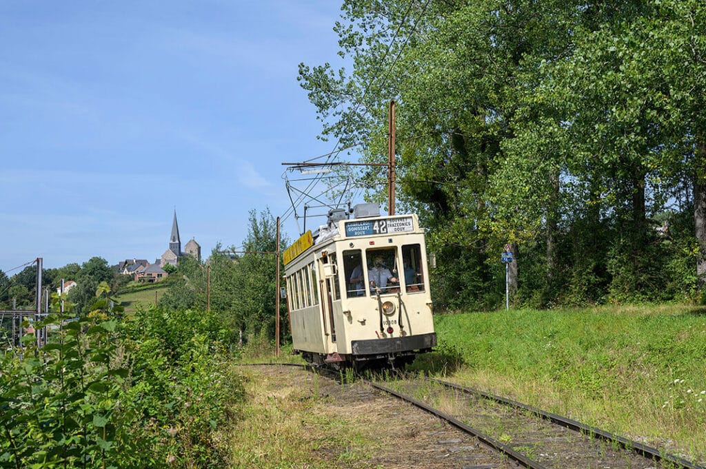 Deze foto toont tram 10308 op de elektrische museumtramlijn van Lobbes naar Thuin Ville-Bas van de ASVi (Association pour la Sauvergarde du Vicinal) op 15 augustus 2021. Foto: Paul van Baarle.