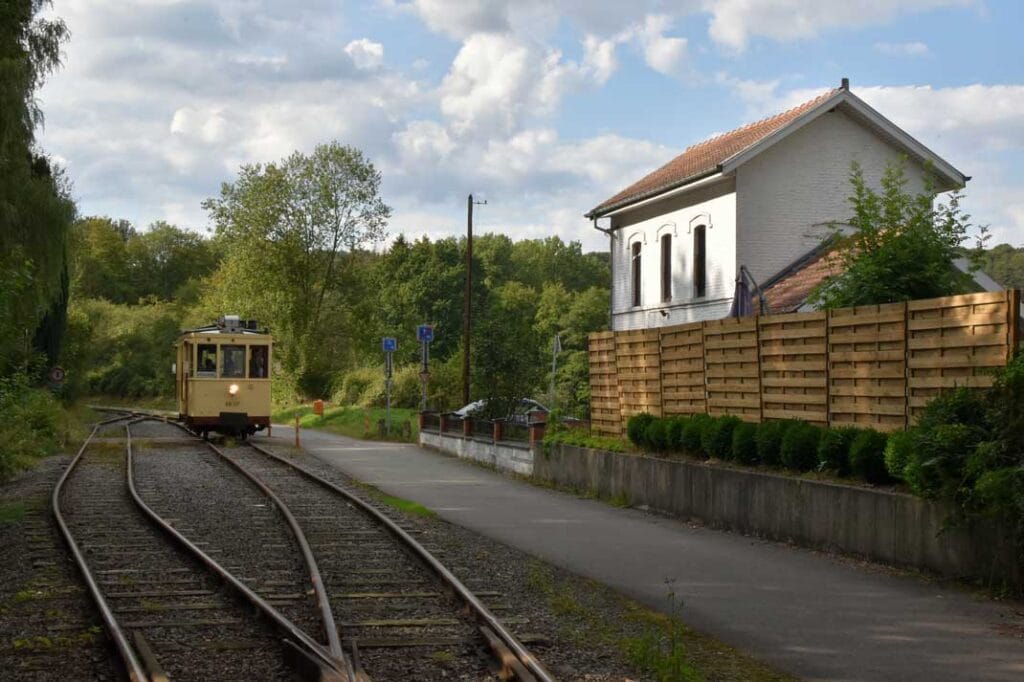 Deze foto toont dieselmotorrijtuig AR.117 van het ASVi ter hoogte van Haut Marteau, 1 september 2019. Foto: Roelof Hamoen.