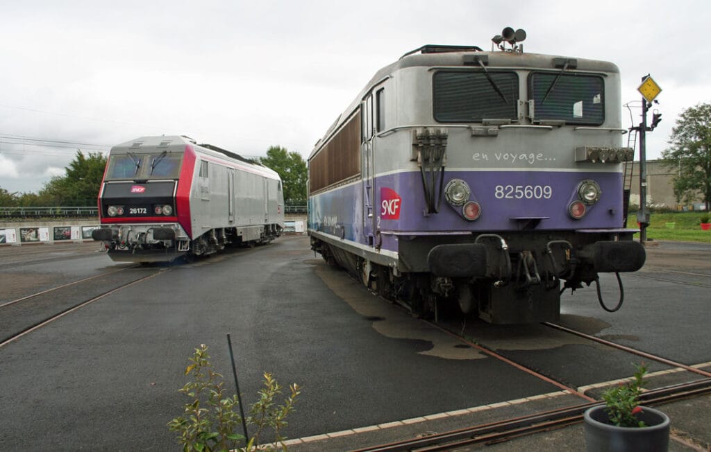 Deze foto toont de SNCF-locomotieven 825609 en 26172 op het buitenterrein van het nationale spoorwegmuseum van Frankrijk, Cité du Train in Mulhouse, op 31 augustus 2017. Foto: Oege Kleijne.