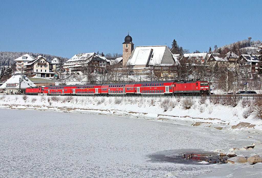 Deze foto toont een dubbeldekstrein met locomotieven type 143 te Schluchsee op 5 februari 2012. Foto: Martin en Markus Duffner (Die Schwarzwaldbahner) - Badische Schwarzwaldbahn.de