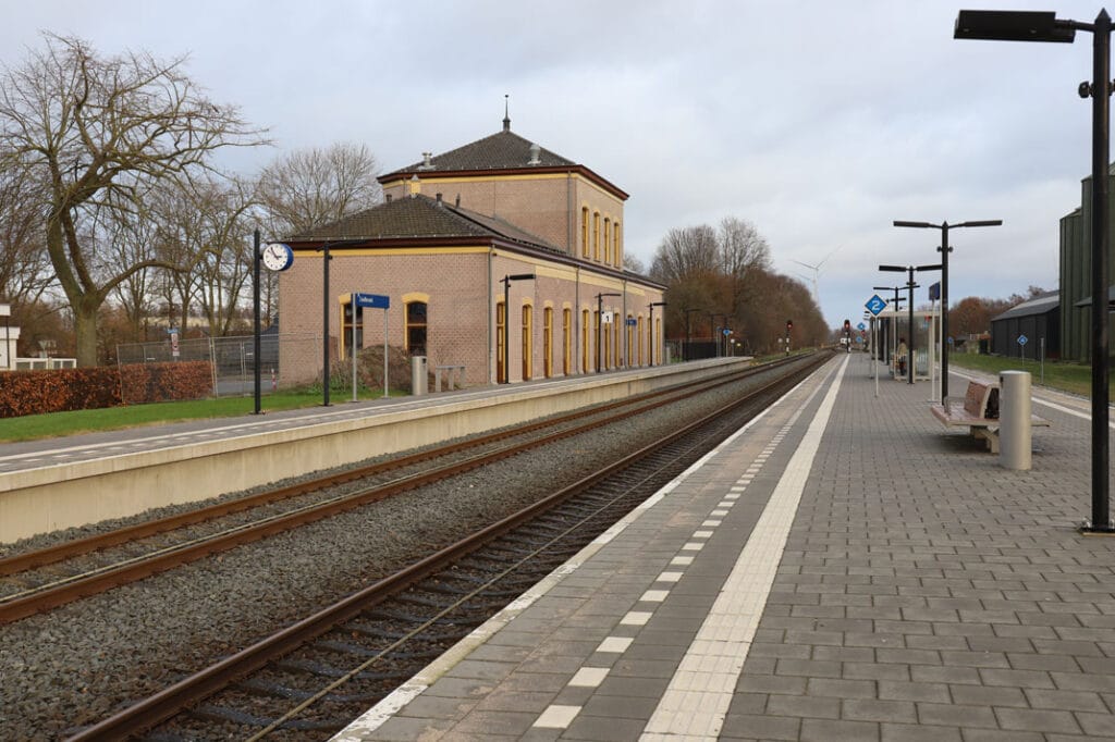Het meest noordelijke museum – het Noord-Nederlands Trein & Tram Museum – bevindt zich in het voormalige stationsgebouw van Zuidbroek. Foto: Oege Kleijne, 31 december 2025.